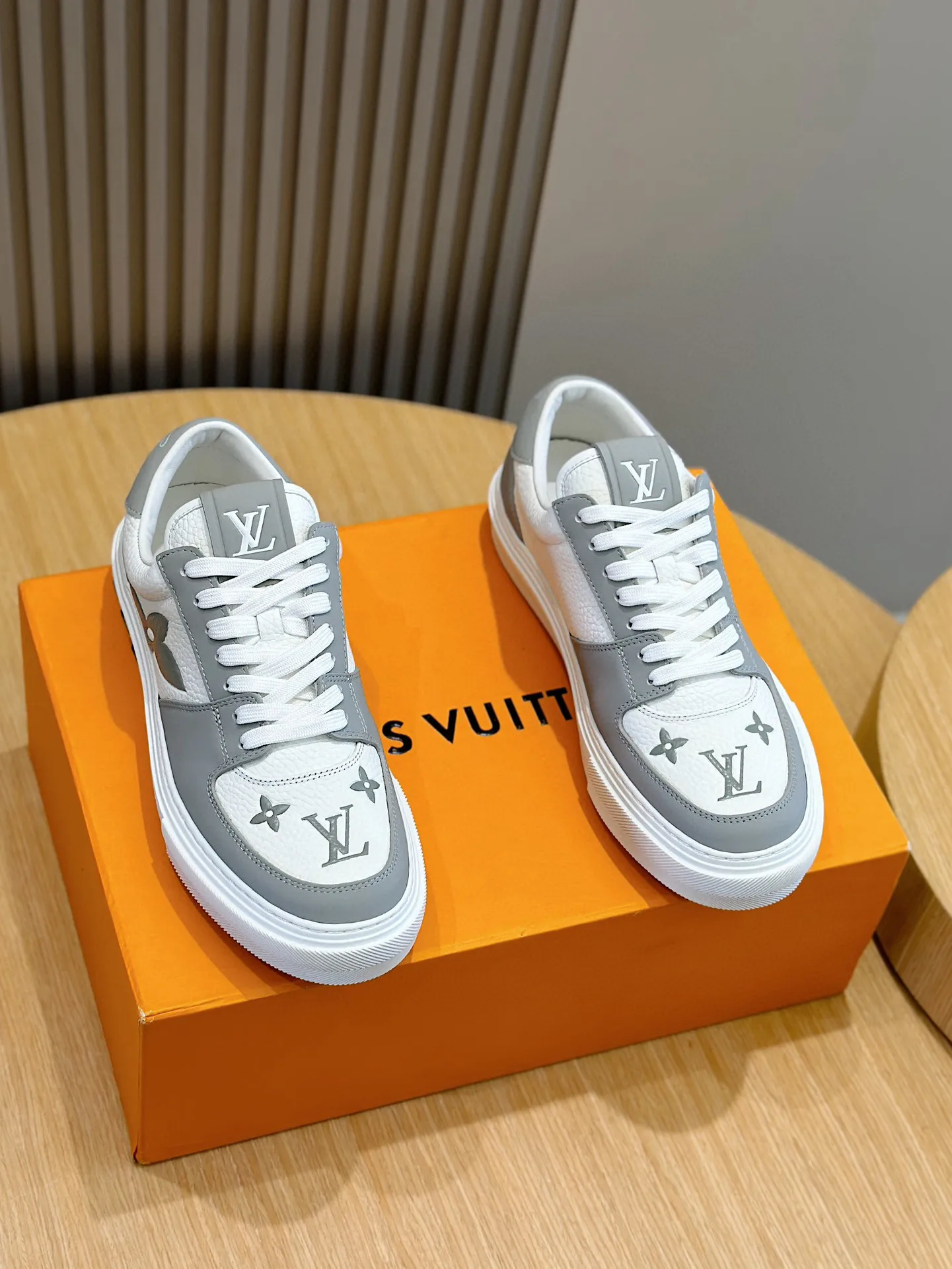 Factory price: 438💰LV full cowhide color-printed men's sneakers. This Ollie lace-up sneaker is made of floral embossed fabric, continuing the inspiration of the season's ready-to-wear collection. The laces are used to set off the gorgeous design, monogram flowers are embellished with transparent rubber outsole, and the brand logo is written on the back. Cowhide upper, cowhide lining, TPU outsole Size: 39-44 (customized at 38.45)